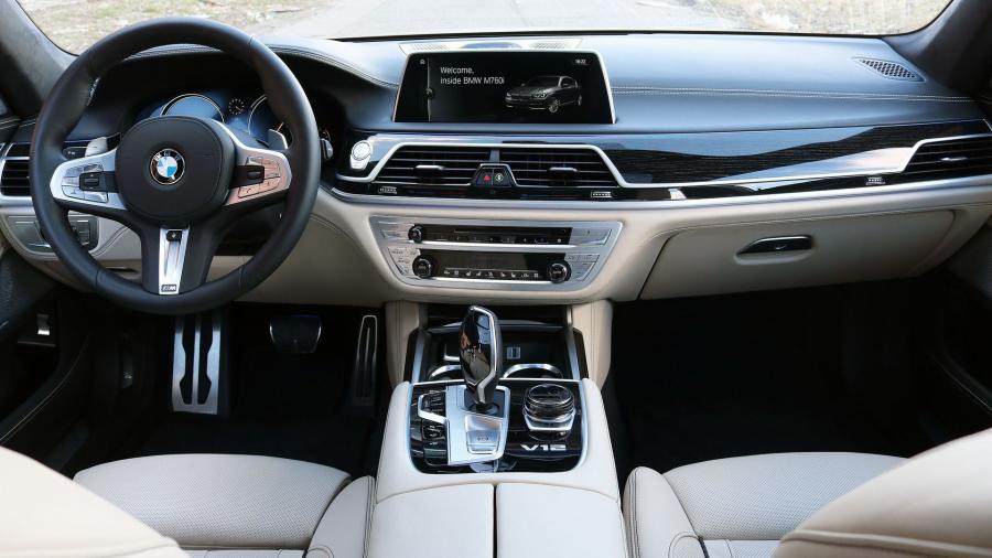 Торпедо BMW M760i xDrive V12 Excellence 2017 года  (US) (фото 17 из 29)